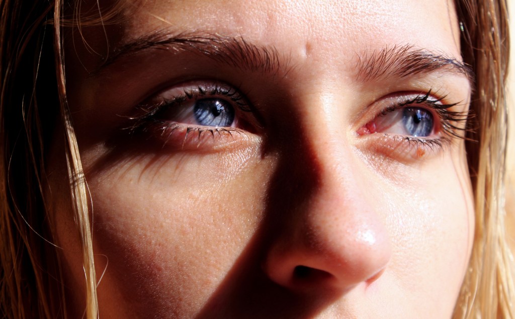 Frau mit blauen Augen