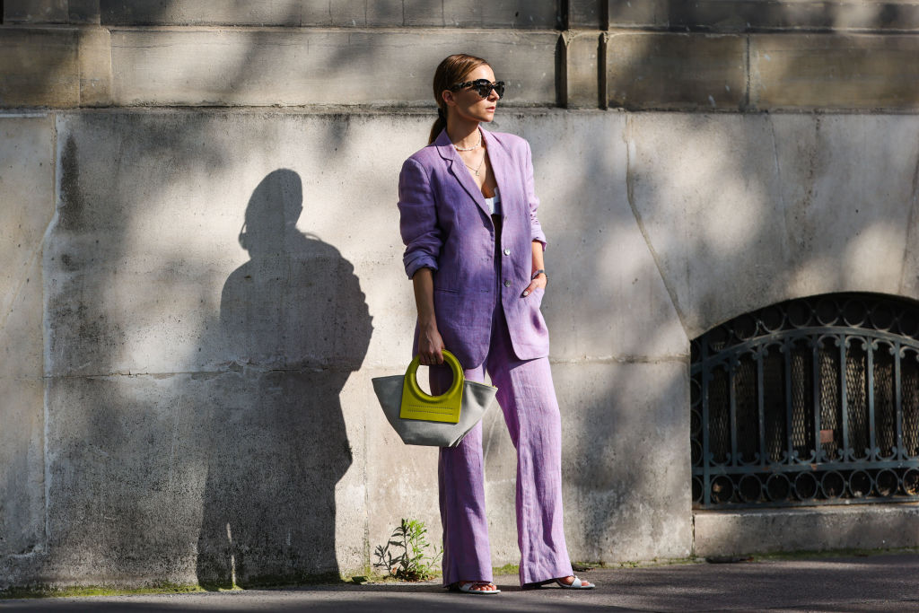 Frau in einem digital Lavender Anzug