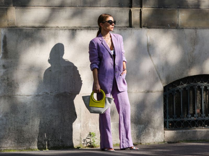 Frau in einem digital Lavender Anzug