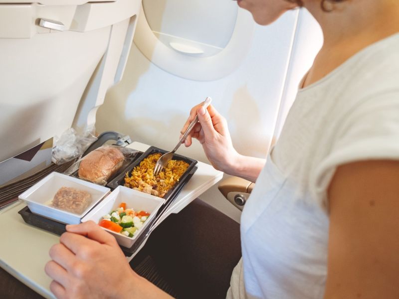 Frau Flugzeug veganes Essen