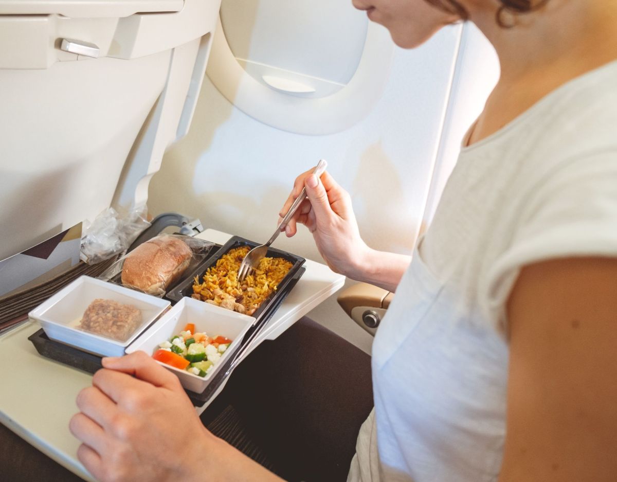 Frau Flugzeug veganes Essen