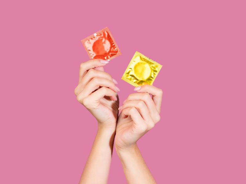 Frau haelt Kondome abgelaufen