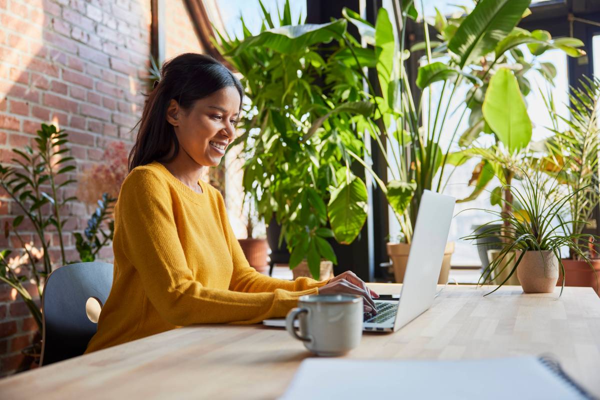 Im Homeoffice fällt die Kommunikation mit den Kollegen oft schwer. Lies hier, mit welchen drei Tipps du sie verbessern kannst.