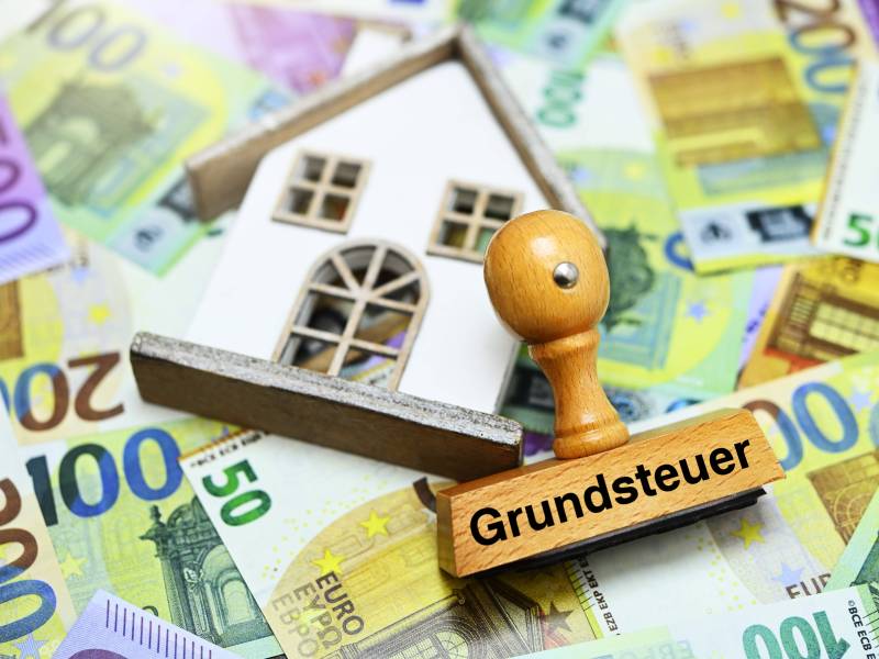 Haus und ein Stempel mit der Aufschrift 