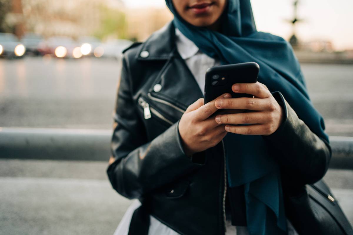 Frau hält ein Handy