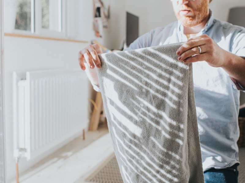 handtücher falten mann zuhause
