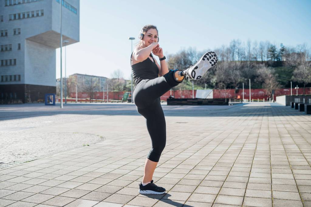 Frau beim Kickboxen