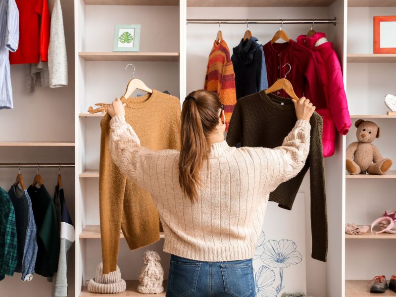 Frau vor einem Kleiderschrank