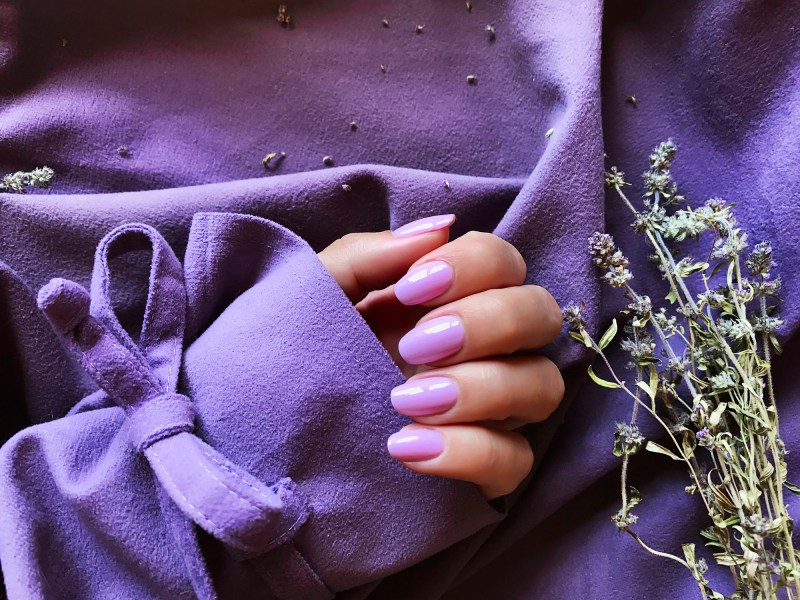Nägel in der Digital Lavender-Farbe