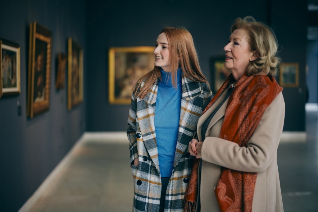 Oma mit Enkelin im Museum