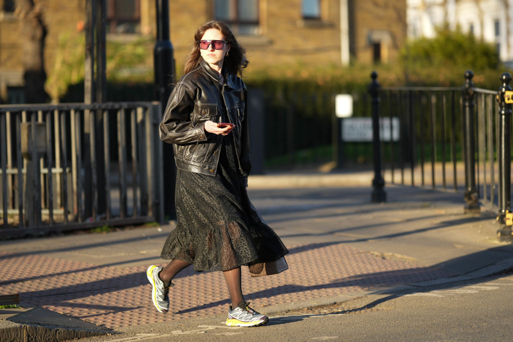 Frau mit Sportschuhen