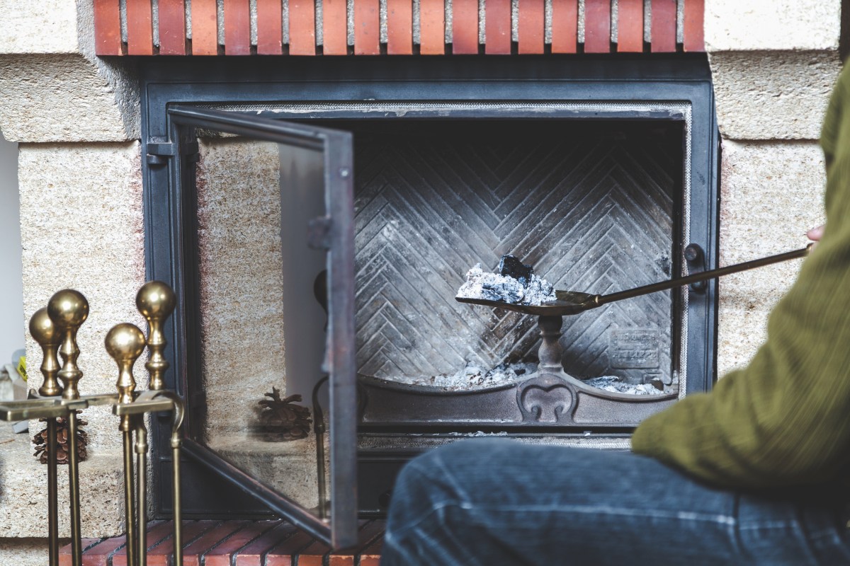 ache kamin putzen zuhause wohnzimmer