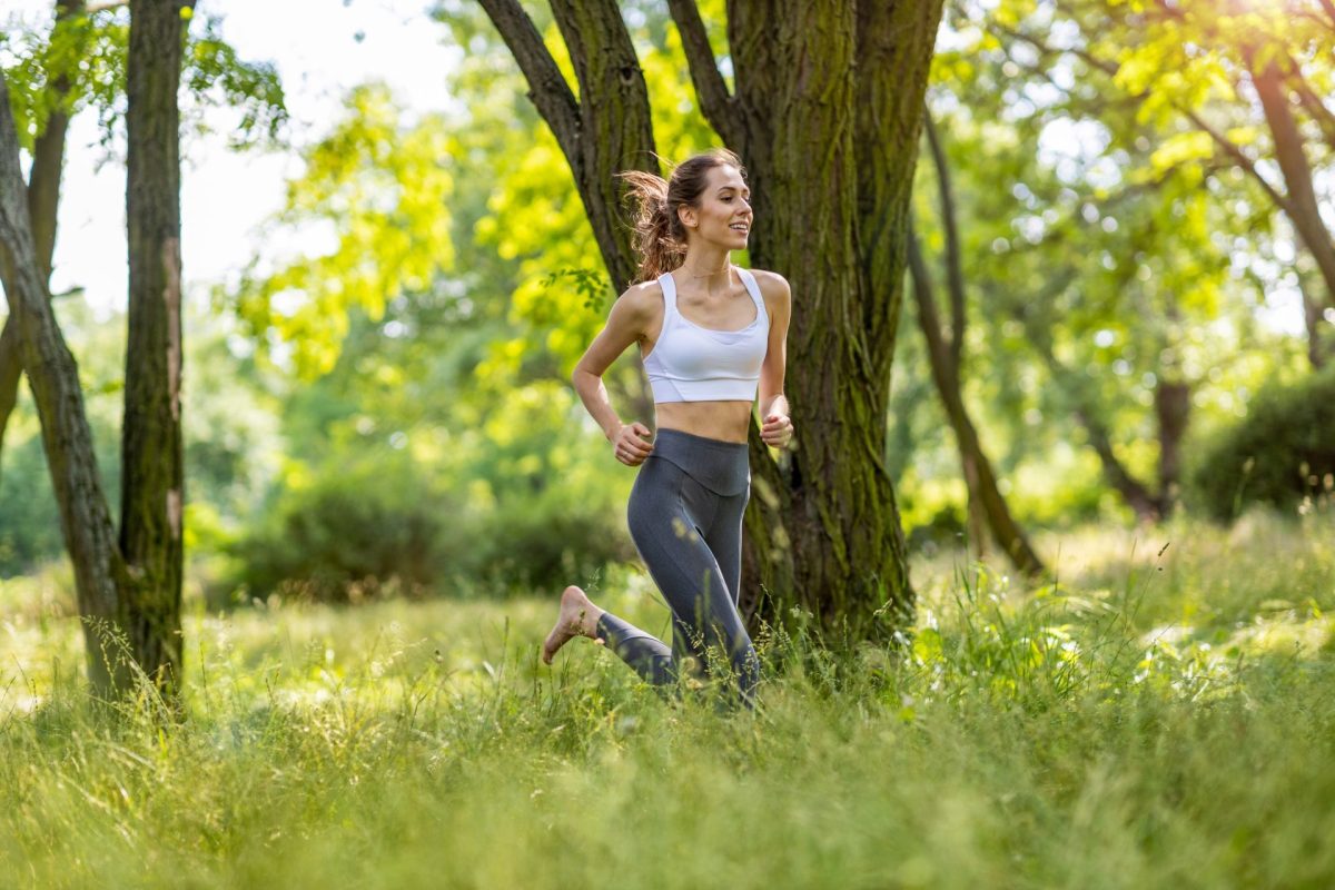 Frau barfuß joggen