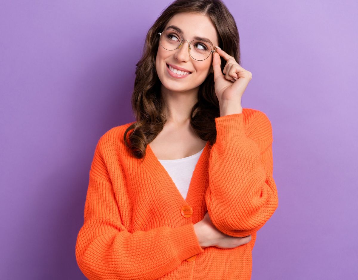 Lieblings-Kleidungsfarbe: Frau trägt orangen Pullover