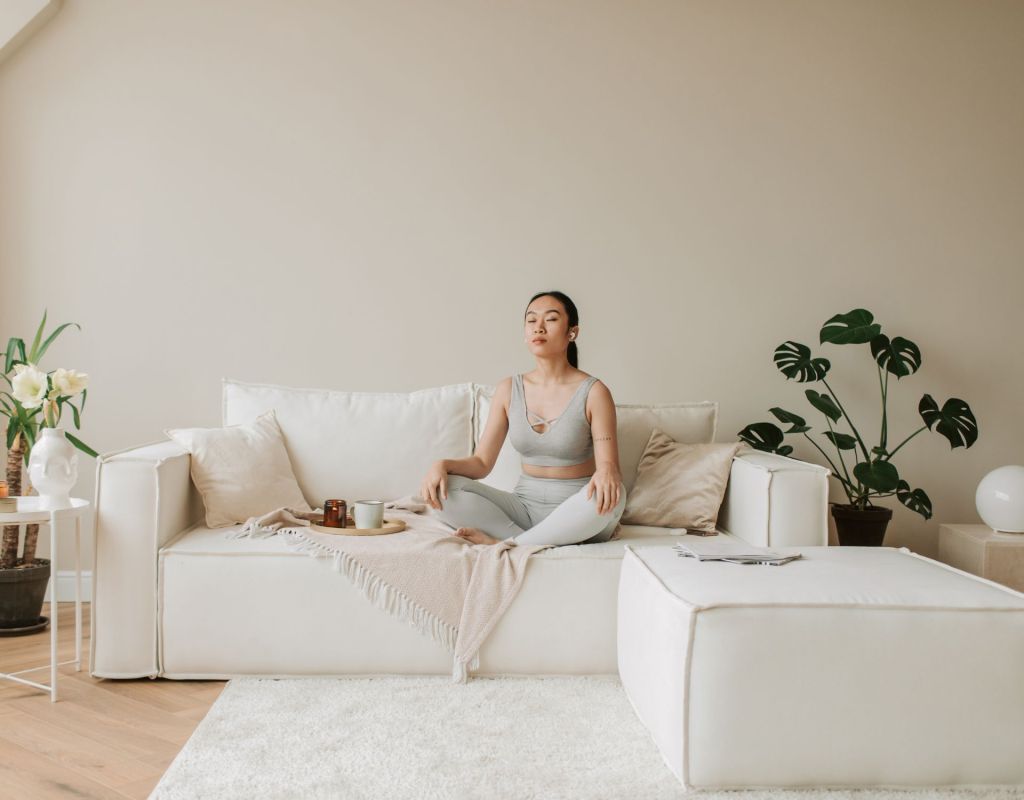 couch frau weiß yoga