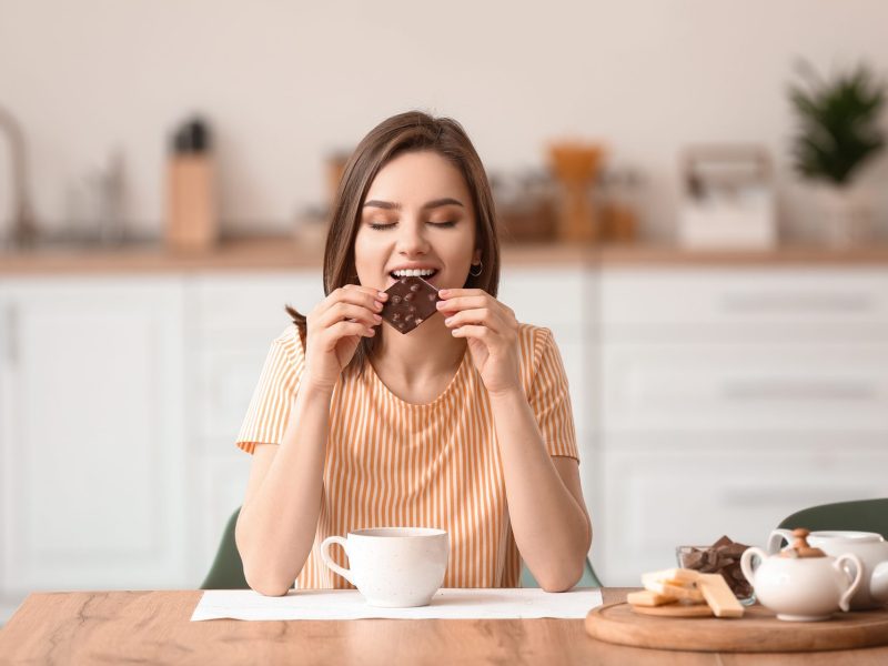 Frau Schokolade essen