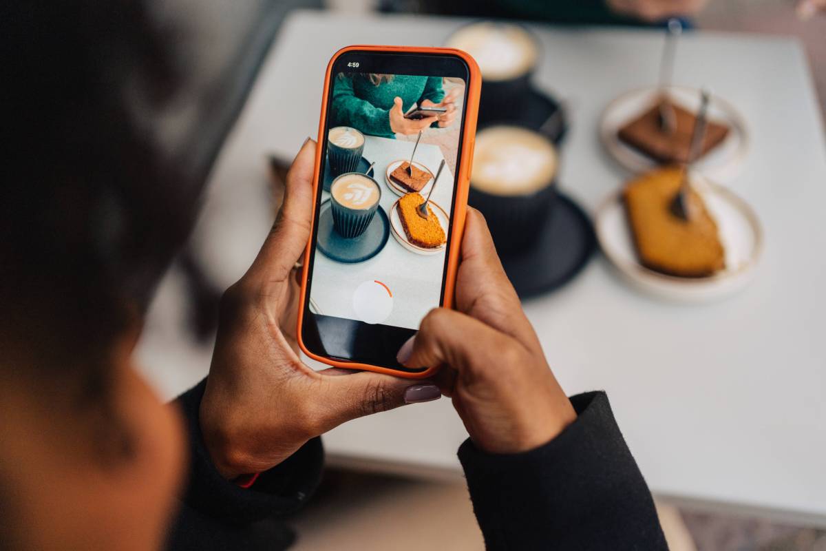 Frau fotografiert Essen