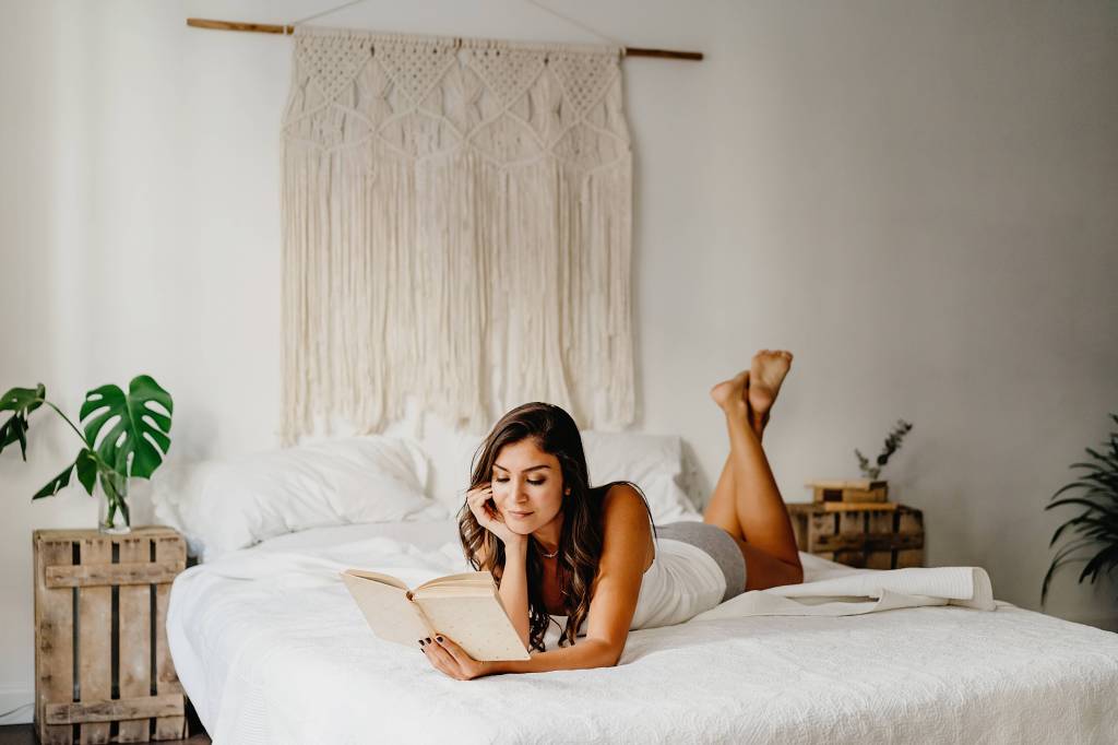 Frau in einer Boho-Stil-Wohnung