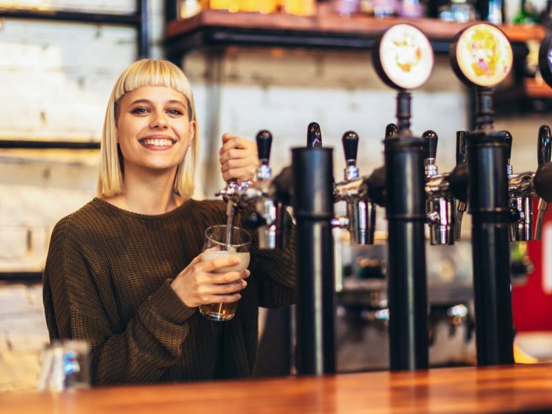 Frau Bier zapfen Bar