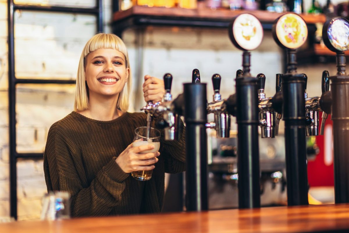 Frau Bier zapfen Bar