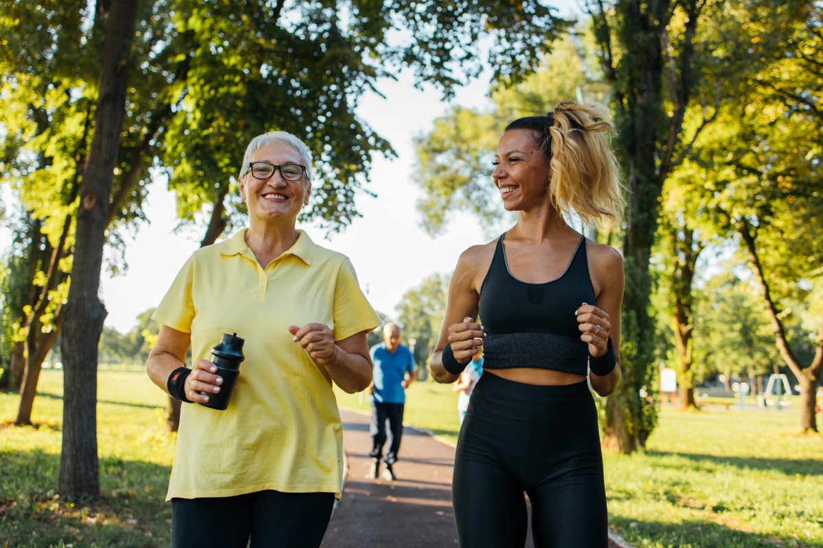 Joggen ältere und jüngere Frau