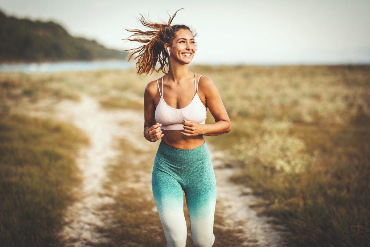 Frau joggen Sommer