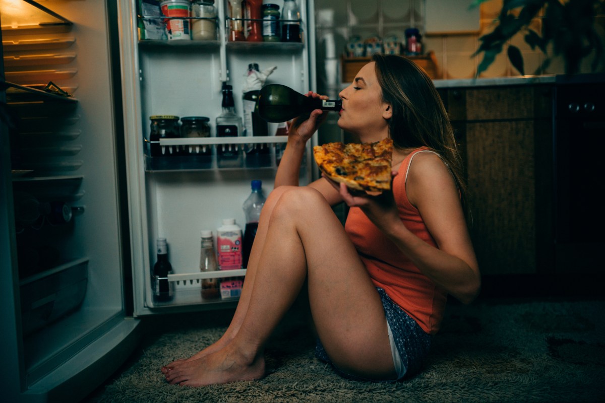 Frau betrunken Kühlschrank