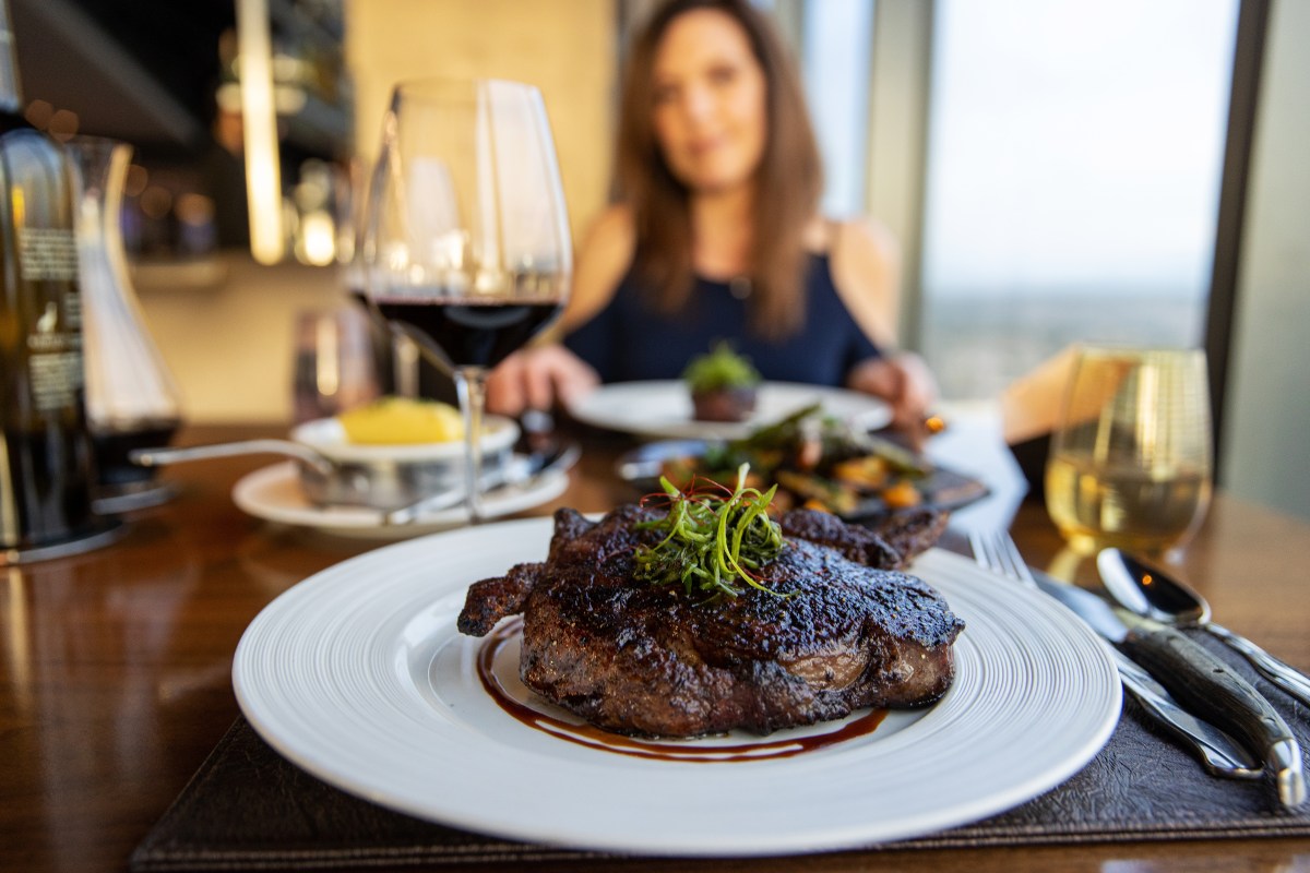 steak essen frau restaurant fleisch teller