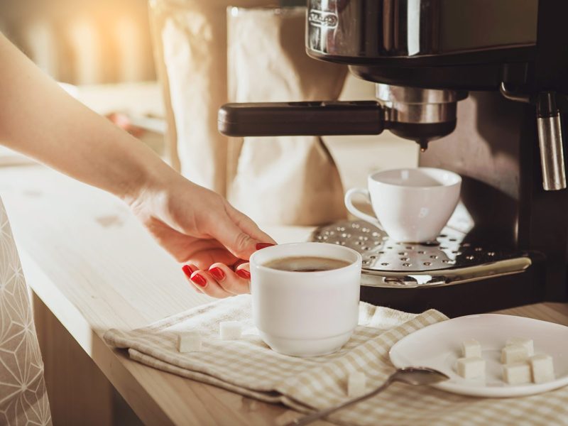 Frau Kaffeemaschine