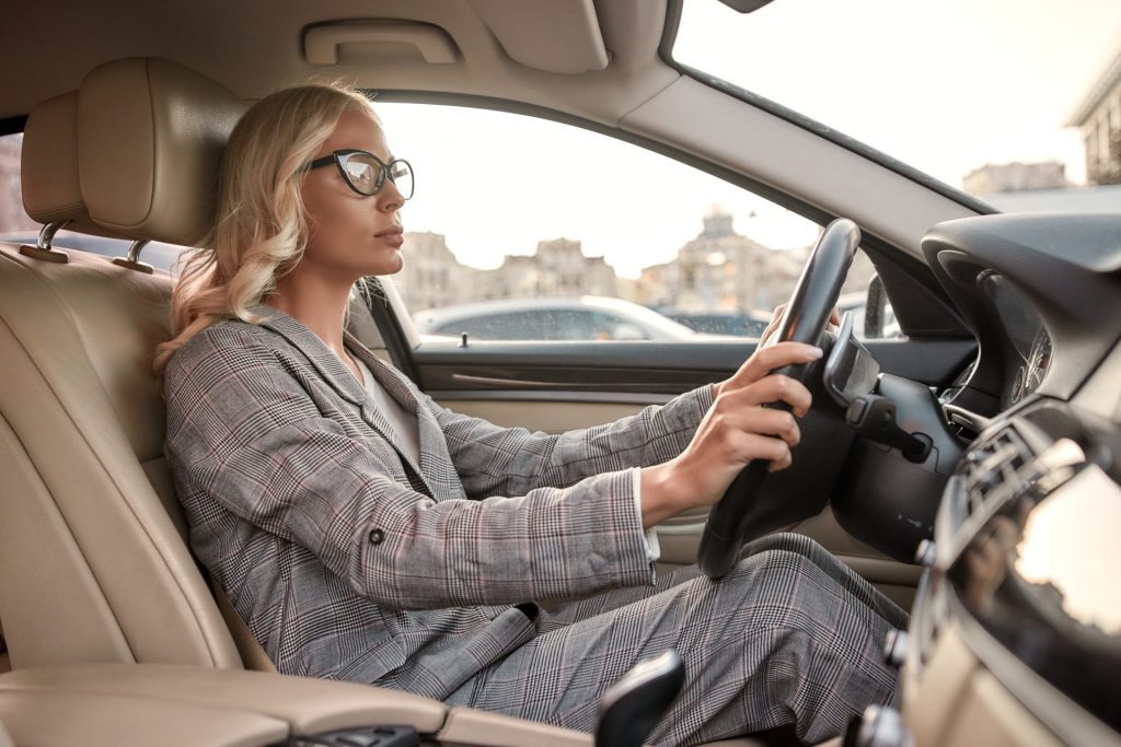 Frau Brille Auto