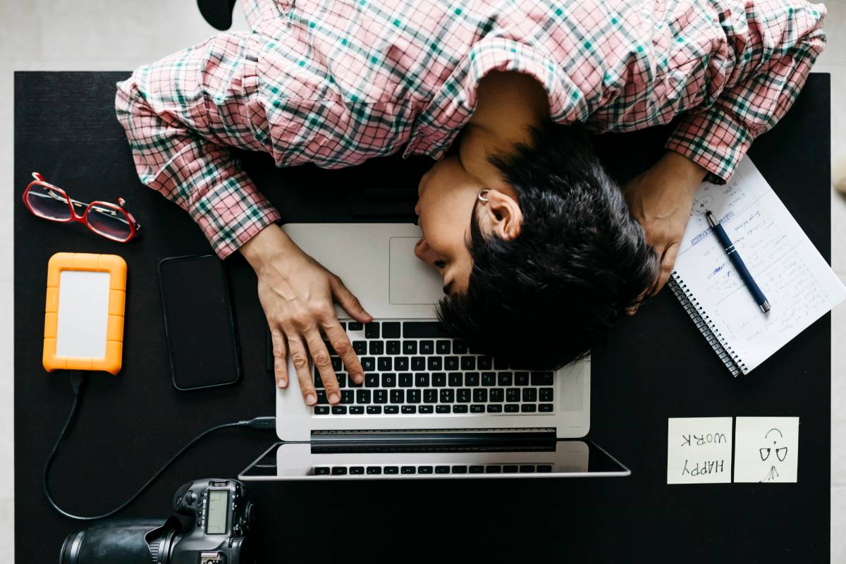 Frau schläft auf dem Laptop