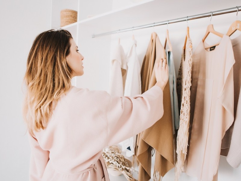 Frau vor Capsule Wardrobe
