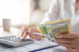 Frau rechnet Geld zusammen