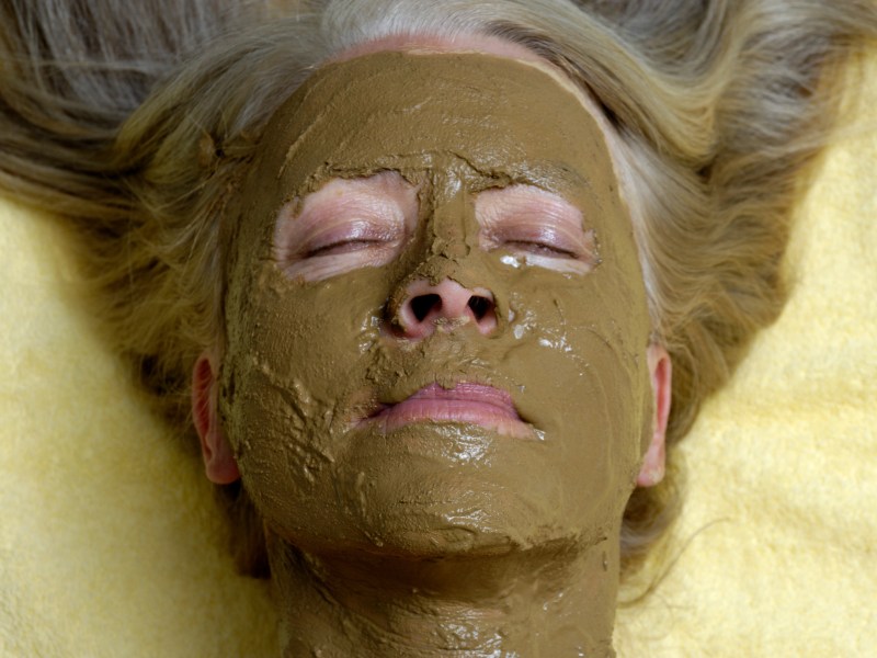 Frau mit Heilerde Maske