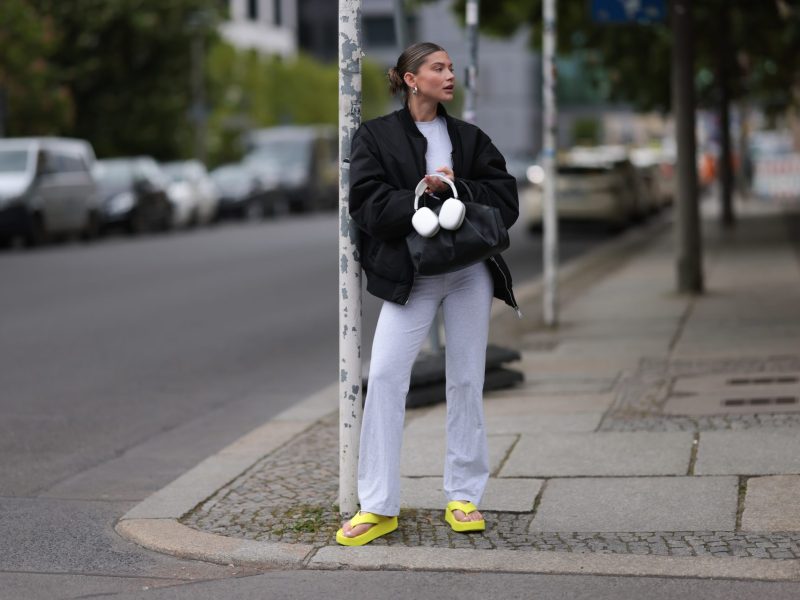 Frau mit Jogginghose Streetstyle