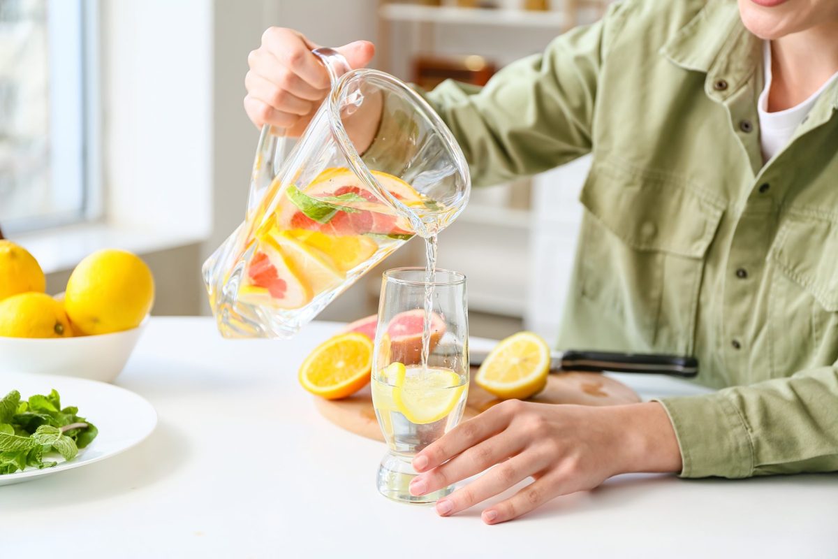 Frau Wasser mit Zitrone trinken