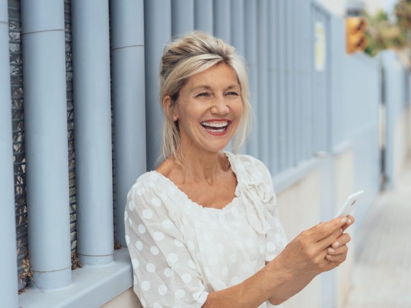Frau Smartphone lachen