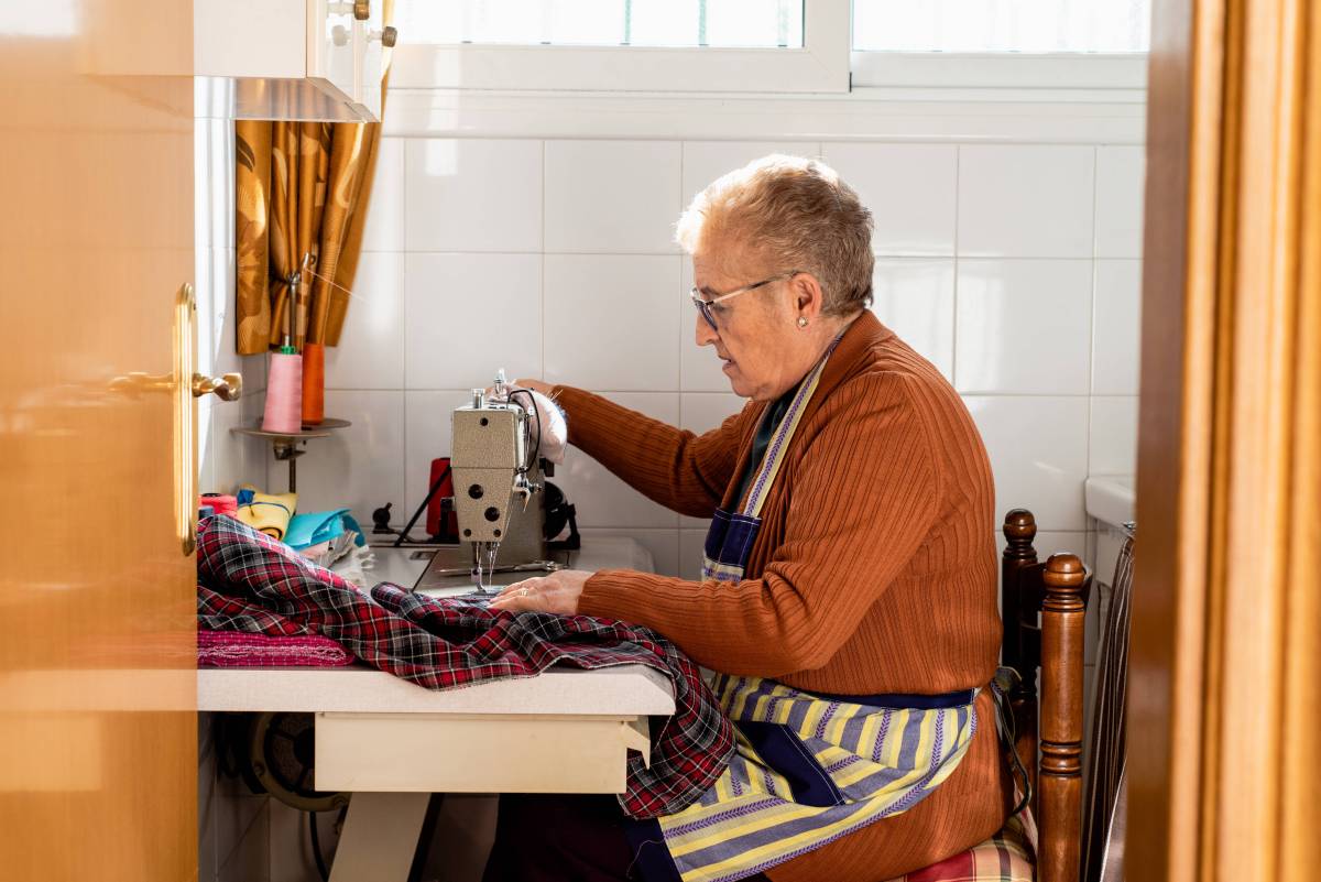Oma beim Arbeiten
