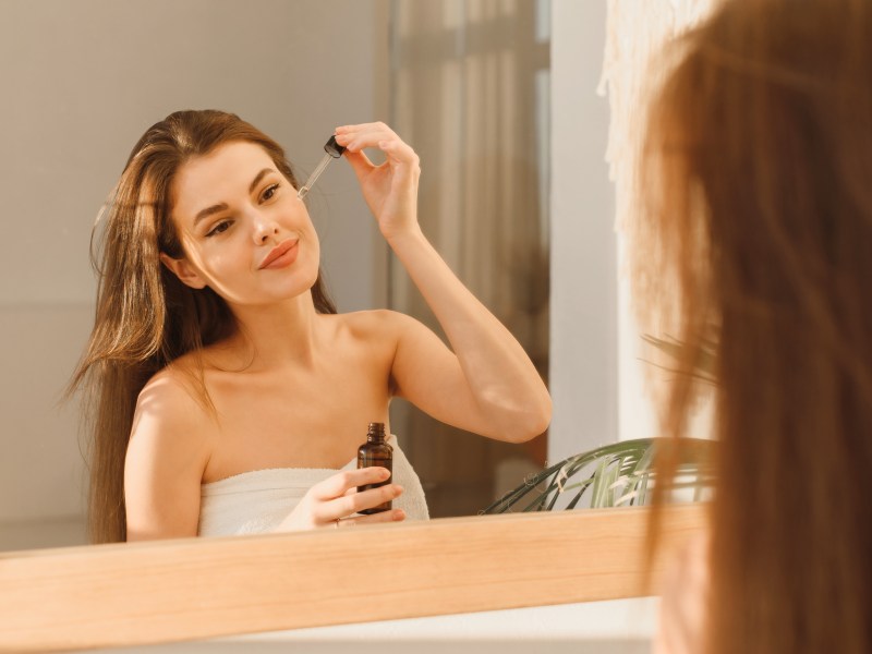 frau hautpflege serum