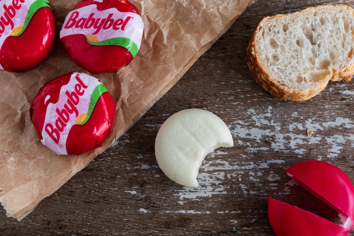 babybel cheese snack on rustic background käse frühstück essen