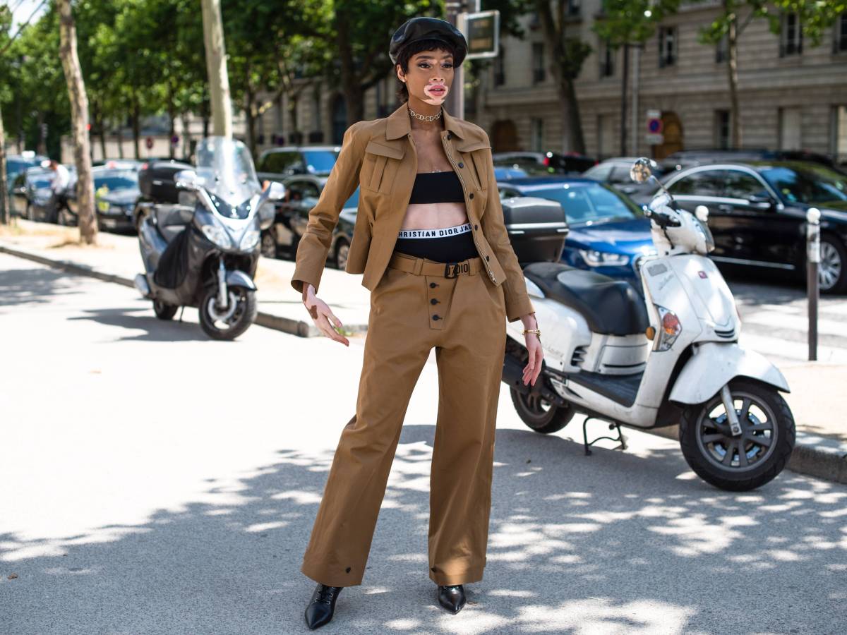 Braune Hose: So kombinierst du sie im Sommer