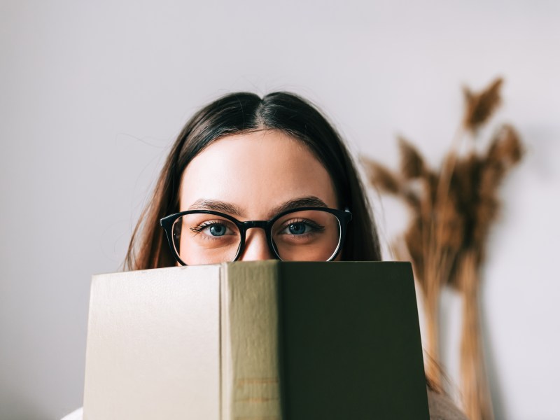 Frau mit Buch