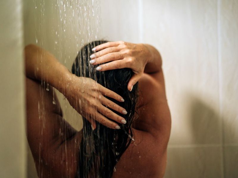 Gefährlich: Deswegen solltest du nicht unter der Dusche pinkeln