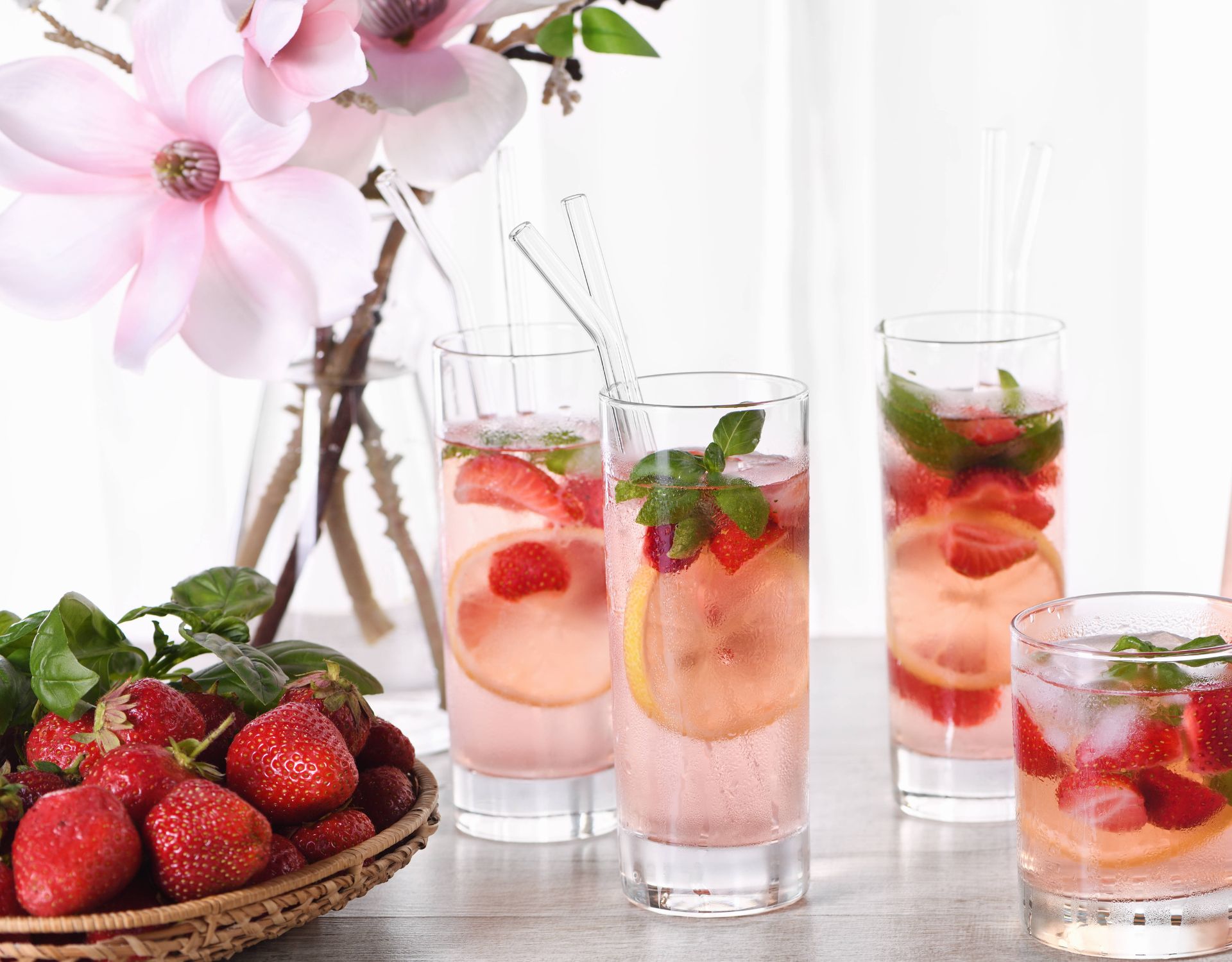 Erdbeer Basilikum Spritz: So lecker ist der Sommer-Drink - wmn.de