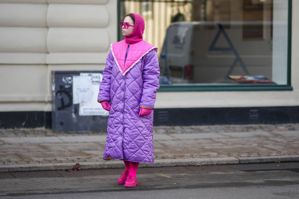 Frau in pink-lila Outfit