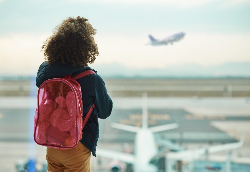 Wie beschäftigt man Kinder im Flugzeug