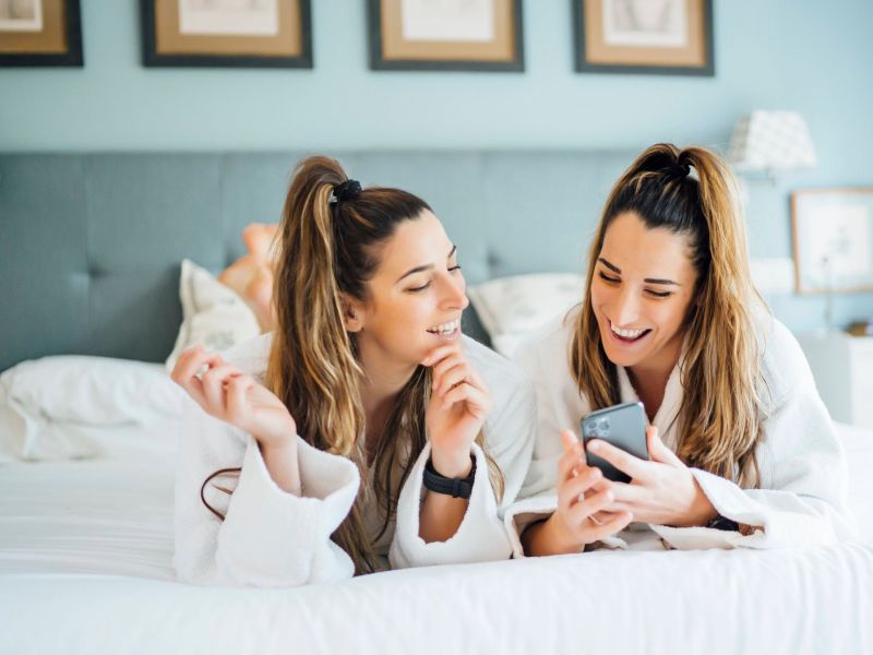 Hotelzimmer mit zwei Damen