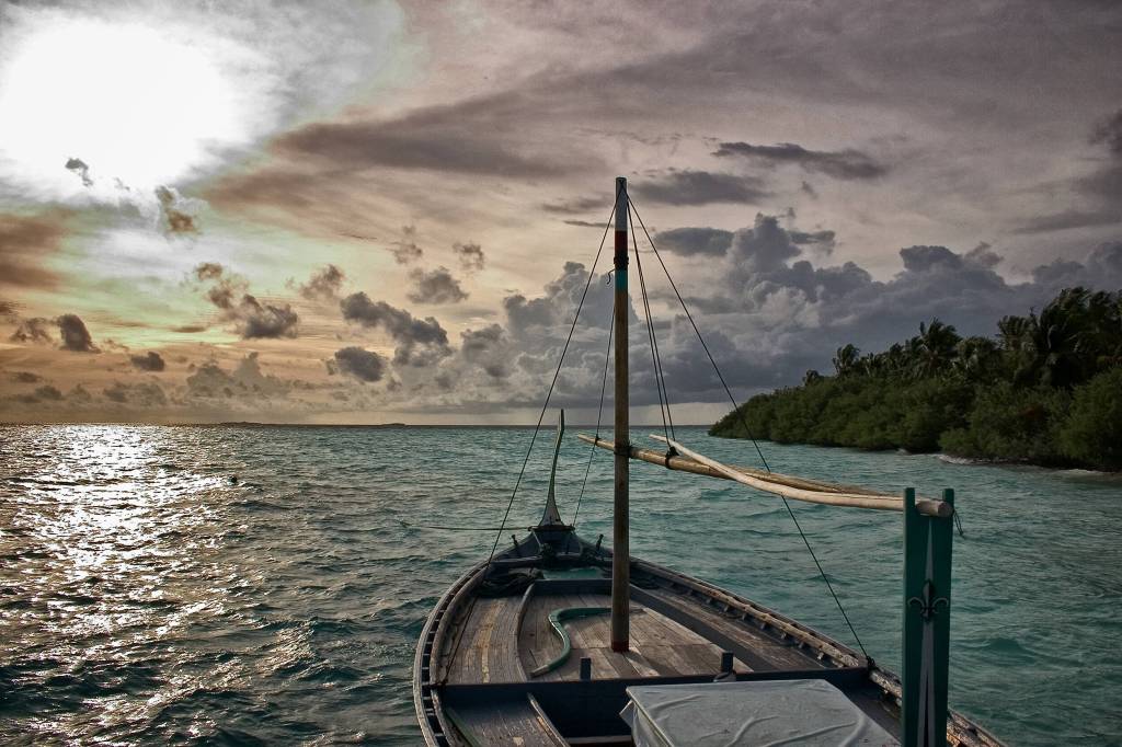 Maledivisches Dhoni im Sonnenuntergang