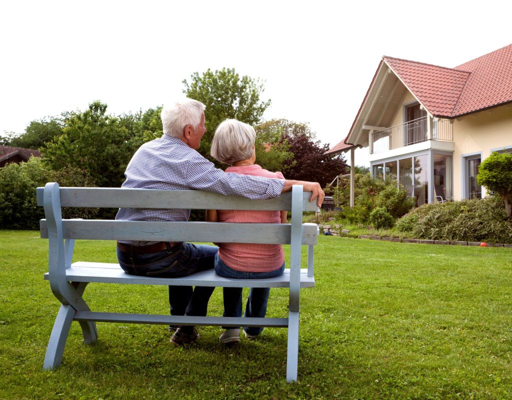 Renter vor einem Haus: Immobilie als Altersvorsorge