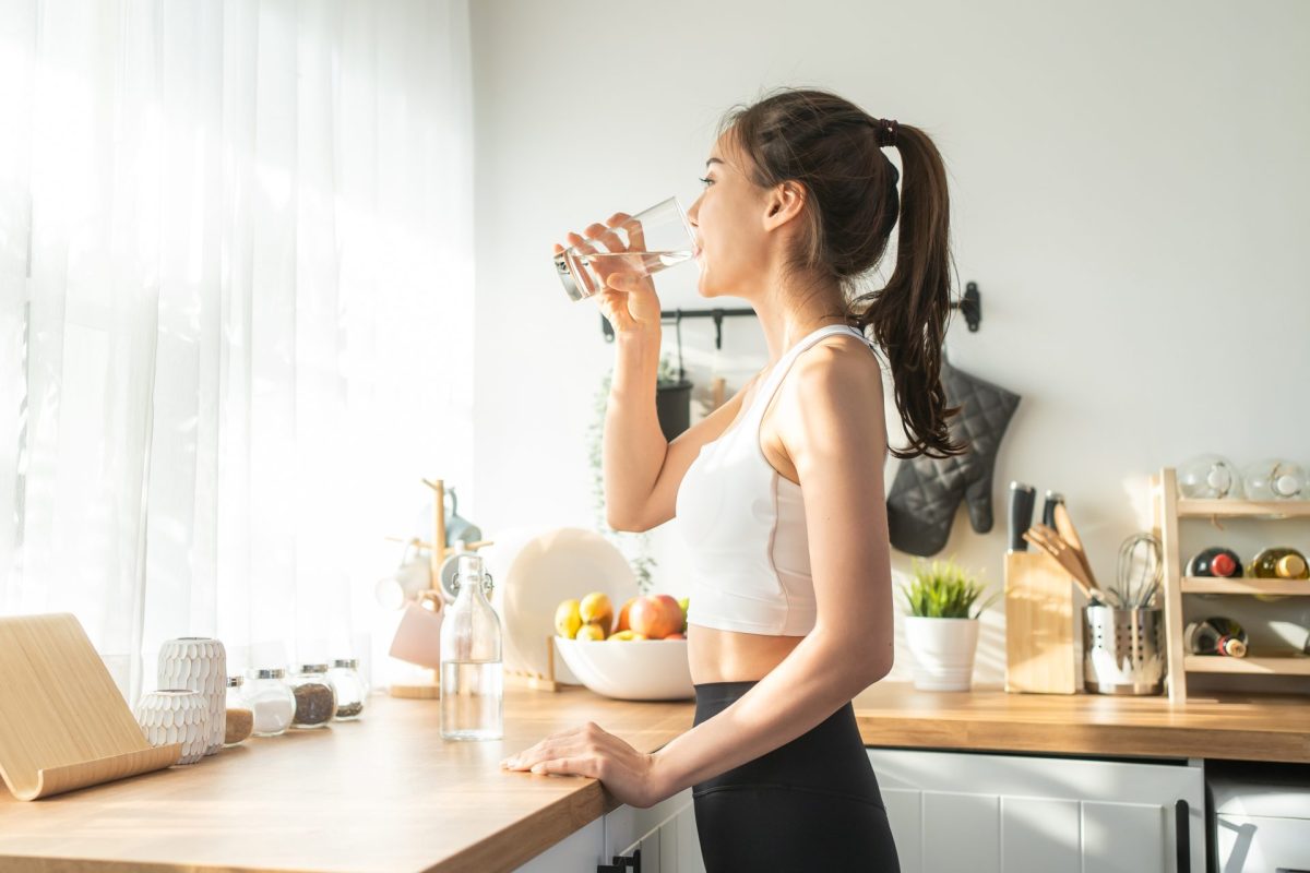 Frau Wasser trinken